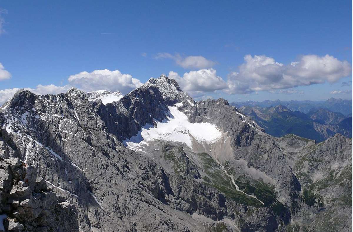 Blick von der Alpspitze auf den Zugspitz-Gipfel mit Höllentalferner.