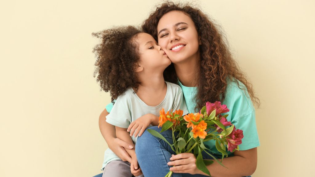Ist der Muttertag eine Erfindung der Blumenhändler oder der Nazis? Und ist der Tag in Deutschland ein Feiertag? Lesen Sie hier, welche Geschichte und Bedeutung der Muttertag wirklich hat.