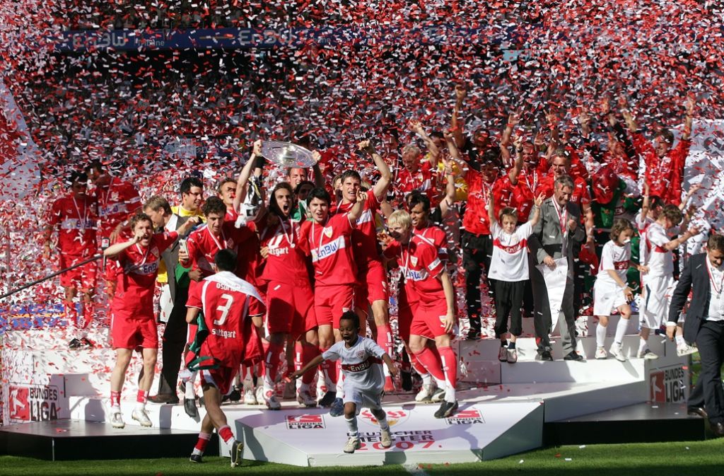 VfB-Kapitän Fernando Meira reckt die Meisterschale nach dem Titelgewinn 2006/2007 verkehrt herum in den Stuttgarter Himmel. Ein schlechtes Omen für die folgenden Jahre?