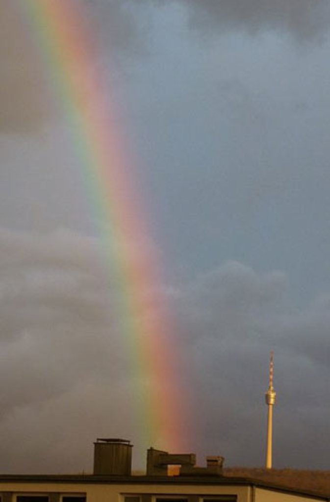Diesen schönen Regenbogen hat Marina Kokinakia von ihrem Balkon im Stuttgarter Westen festgehalten. Und wir wissen ja: Am Ende des Regenbogens findet sich ... der Fernsehturm.