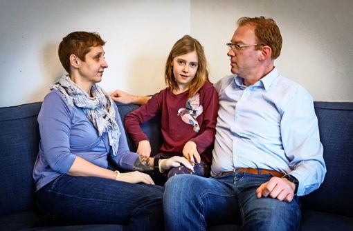 Silke und Steffen Müller und ihre Tochter hoffen auf die Typisierungsaktion. Foto: Lg/ Zweygarth