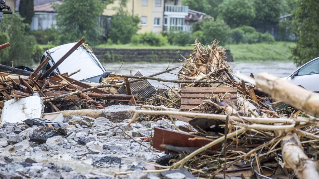  Das Unwetter in Baden-Württemberg hat in Orten wie Braunsbach und Schwäbisch Gmünd für Zerstörung und Trümmer gesorgt. Vier Menschen sind in den Fluten ums Leben gekommen. Wir haben die Ereignisse des Tages in einem News-Ticker gesammelt. 