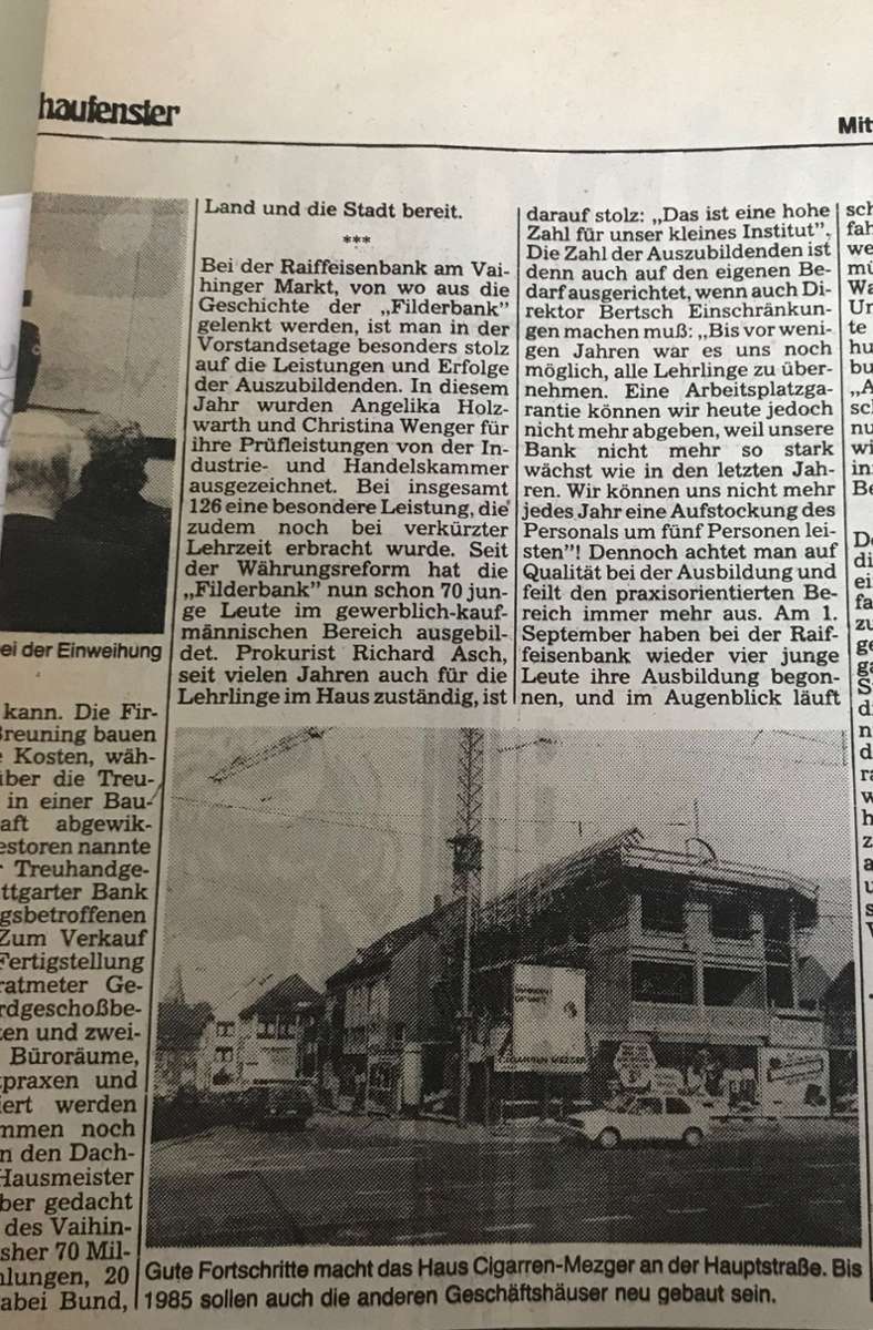 „Gute Fortschritte macht das Haus Cigarren-Mezger an der Hauptstraße. Bis 1985 sollen auch die anderen Geschäftshäuser neu gebaut sein“, heißt es in diesem Zeitungsartikel.