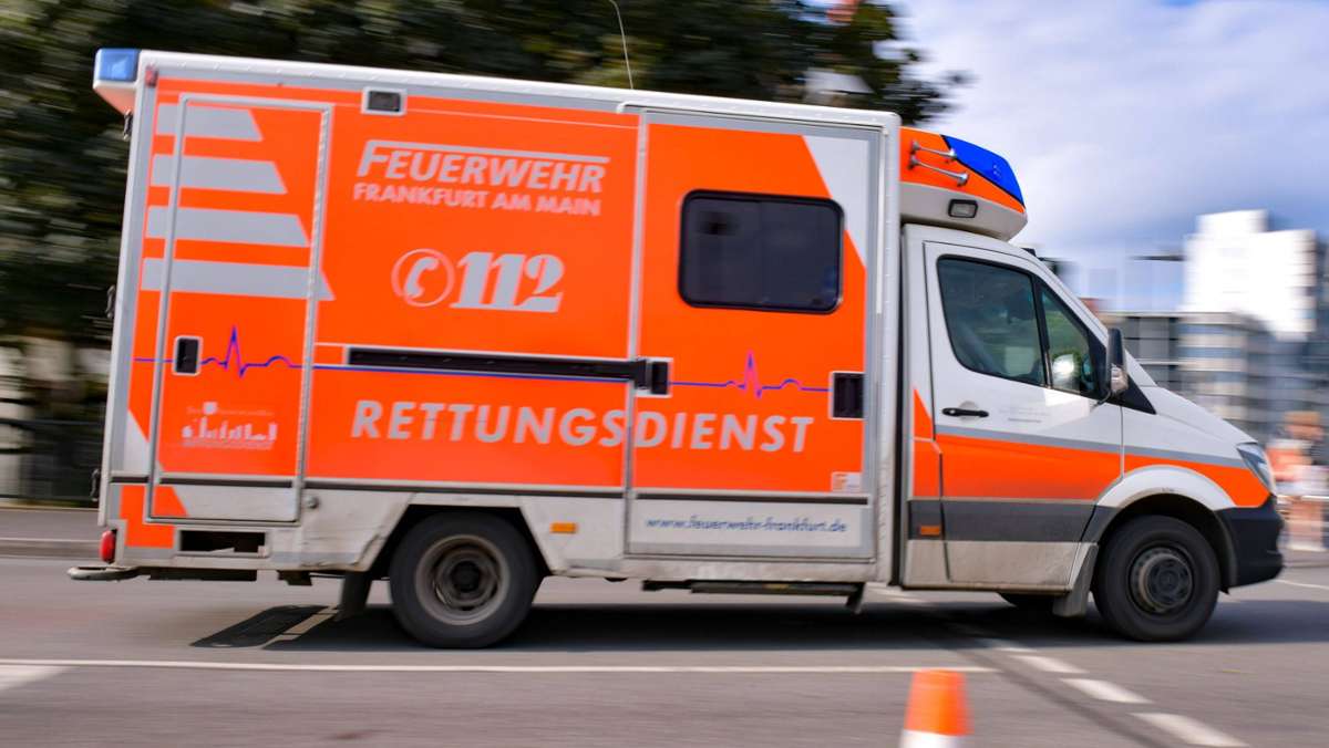 Unfall im Landkreis Karlsruhe: Metallstrebe bohrt sich bei Mäharbeiten in einen Arbeiter