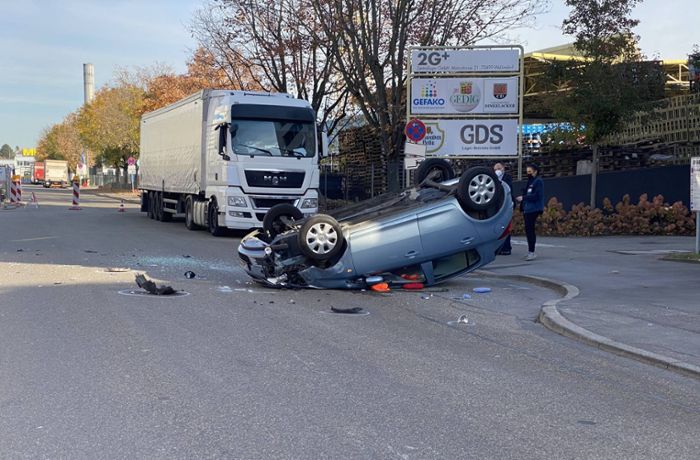 Unfall in Weilimdorf: Auto landet nach Kollision auf dem Dach – ein Verletzter