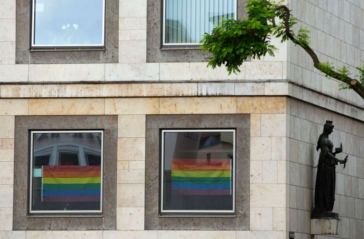 An mehreren Rathausfenstern hängt nun Rainbow-Fahnen