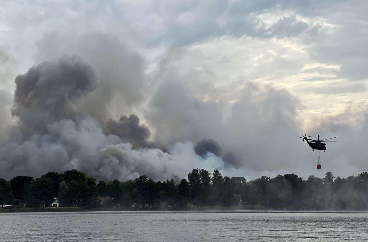 Brandenburg, Seddin: Ein Hubschrauber der Bundespolizei nimmt Wasser auf am Seddiner See, um die Waldbrände in Treuenbrietzen und Beelitz zu bekämpfen.