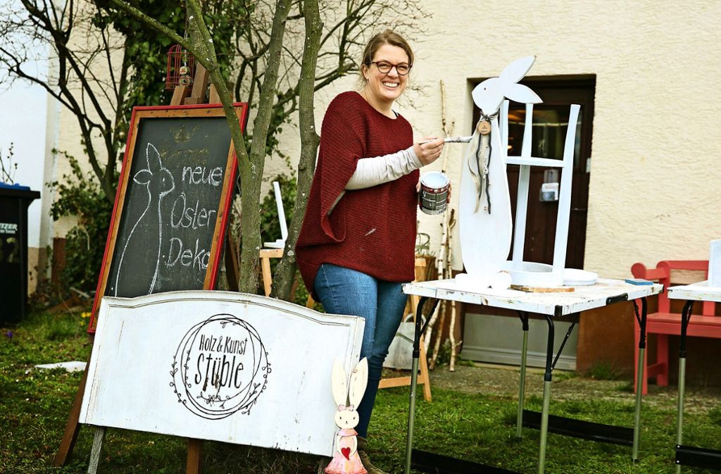 Bei gutem Wetter nutzt Ramona Kurhan gerne ihren Vorgarten in Rechberghausen für Streicharbeiten. Foto: Ines Rudel