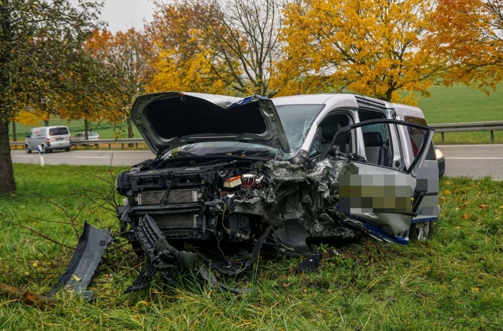 Alle drei Fahrer sowie der neun Jahre alte Beifahrer im Audi mussten von alarmierten Rettungskräften in ein Krankenhaus gebracht werden.