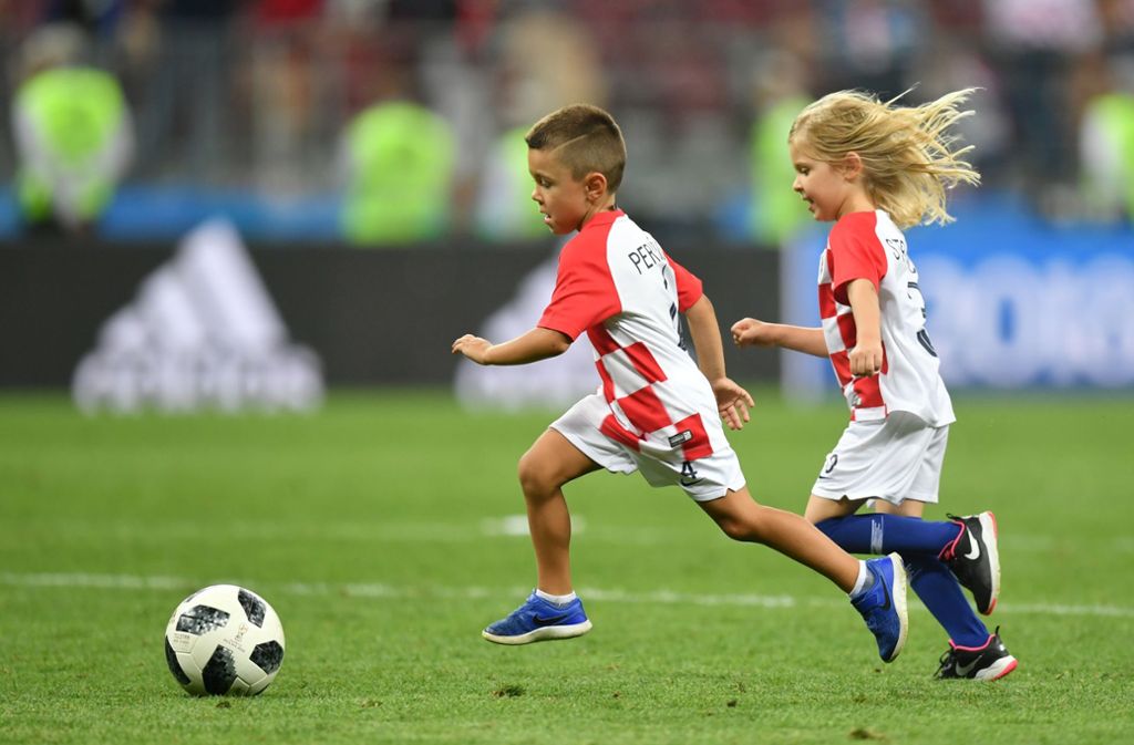 Kicken wie die Großen: Der Nachwuchs der kroatischen Fußballer jagt über den Rasen.