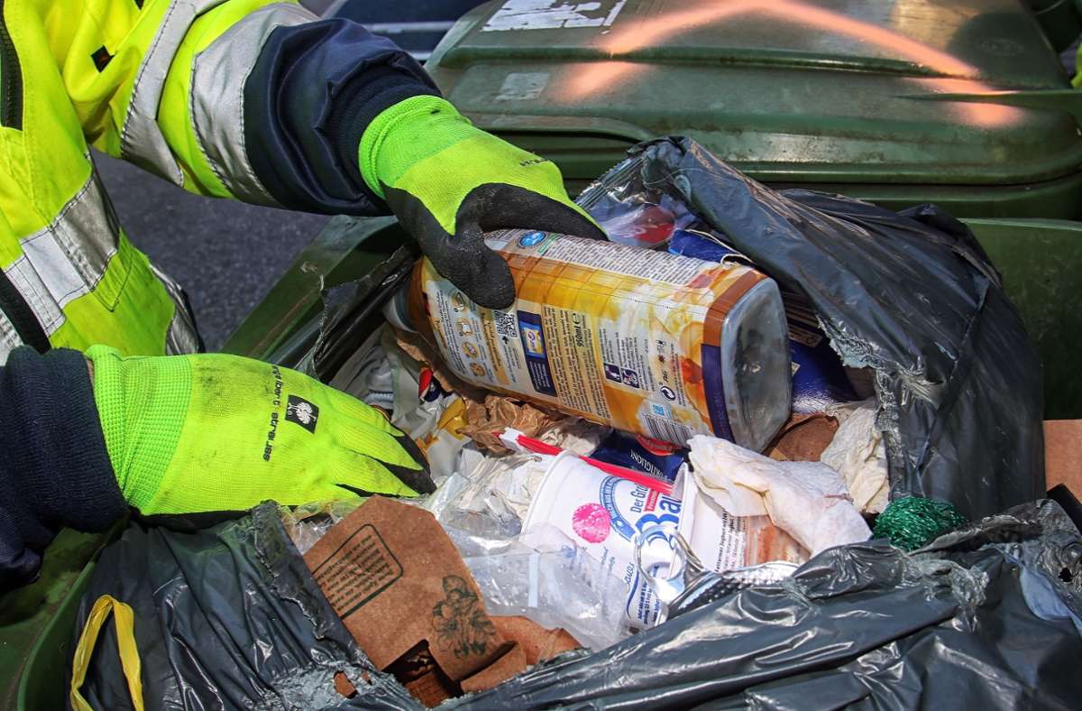 Die Scouts finden in einer Papier-Tonne Müll, der definitiv in die gelbe Tonne gehört.