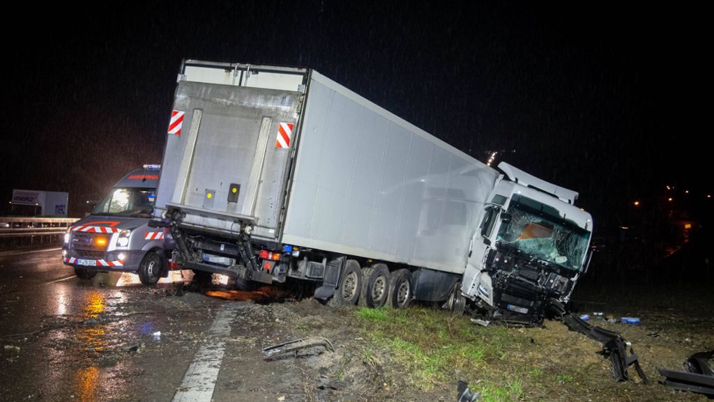 A8 bei Pforzheim: Laster fährt in Leitplanke – Autobahn komplett gesperrt