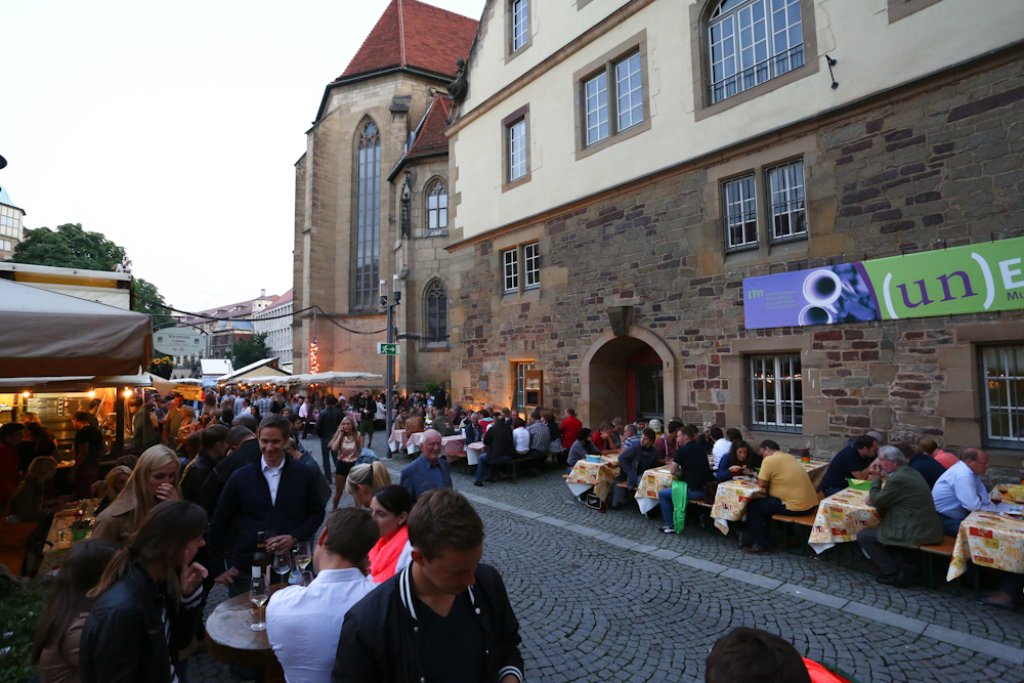 Bei gutem Wetter startete das Stuttgarter Weindorf mit grossem Besucherandrang.