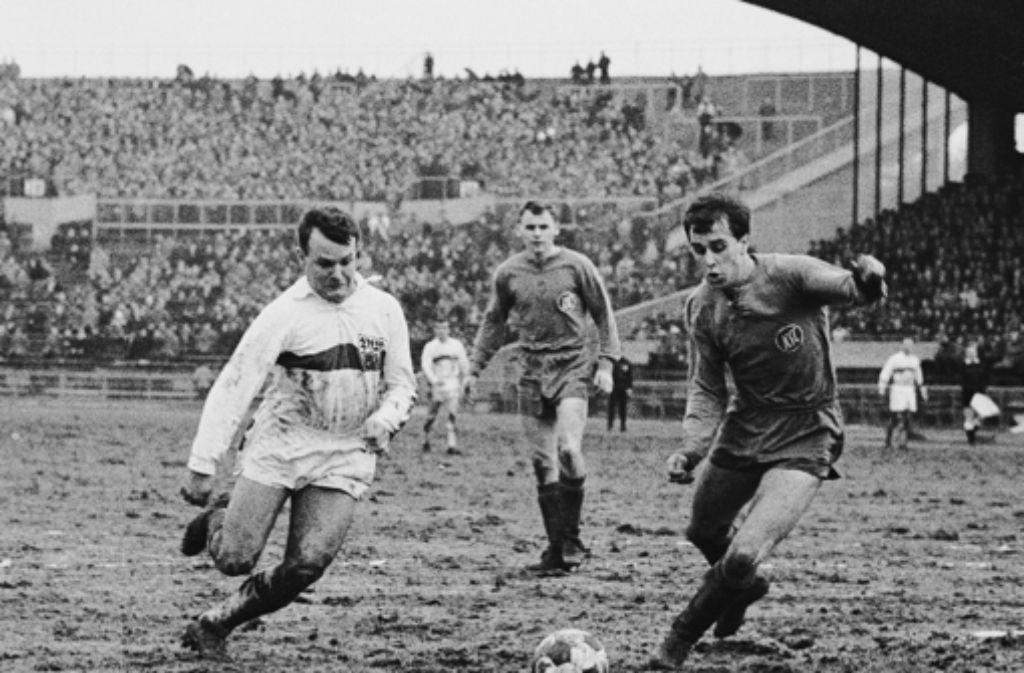 1964/65: Platz 12. Auf dem Bild der Stuttgarter Rolf Geiger (links) beim Spiel gegen den KSC.