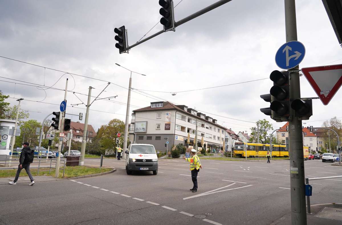Polizisten regelten den Verkehr an entsprechenden Kreuzungen im Stadtteil Bad Cannstatt.