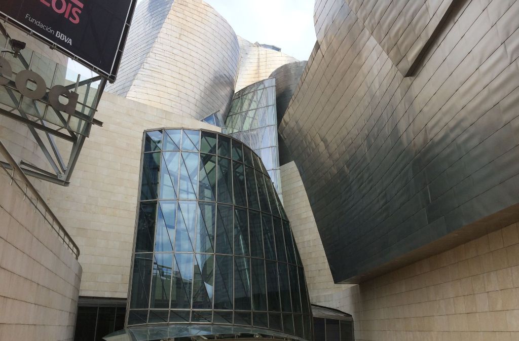 Das Guggenheim Bilbao begeistert nicht nur innen, sondern auch außen mit seinen außergewöhnlichen und extravaganten Formen.