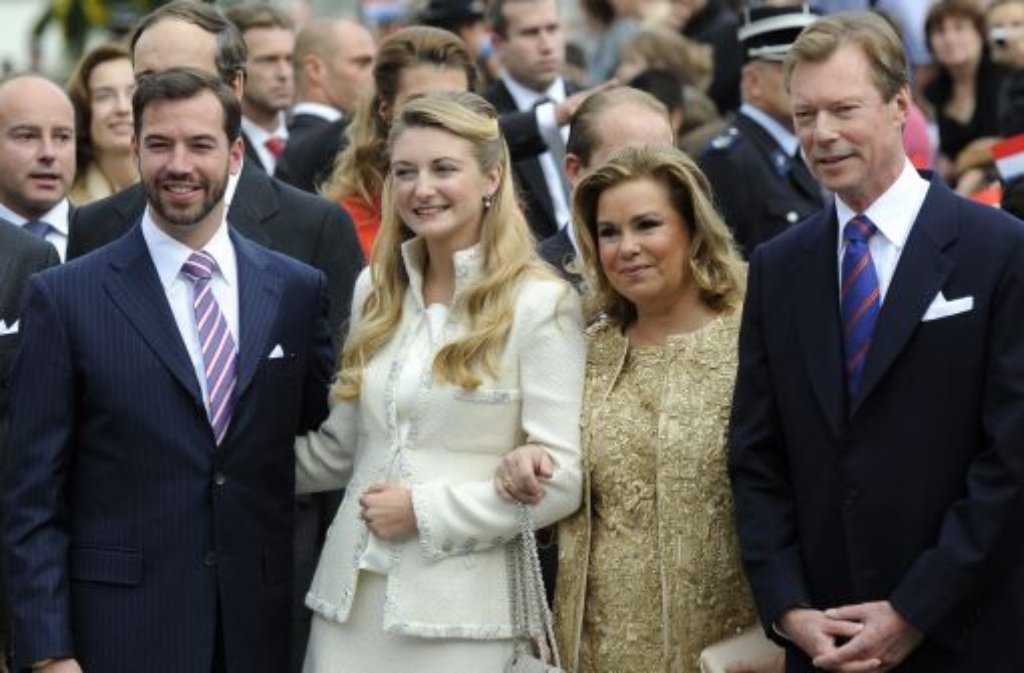 Die Großfürstenfamilie von Luxemburg ist auf Facebook und Twitter vertreten und teilt hier offizielle Termine genauso wie familiäre Anlässe - die Taufe des jüngsten Familienmitglieds zum Beispiel. Der Luxemburger Hof auf FacebookDer Luxemburger Hof auf Twitter