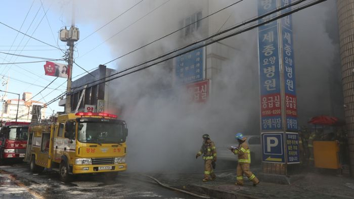 Mindestens 41 Tote bei Feuer in Krankenhaus