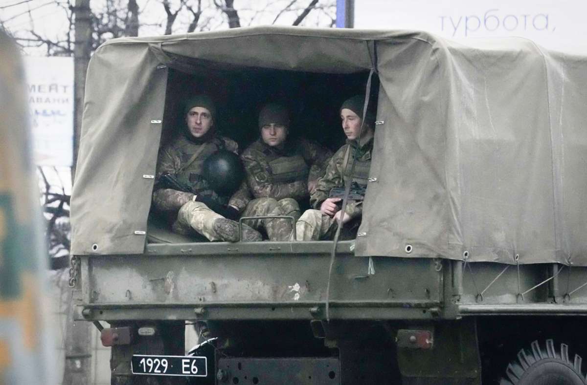 Ukrainische Soldaten fahren in einem Militärfahrzeug.