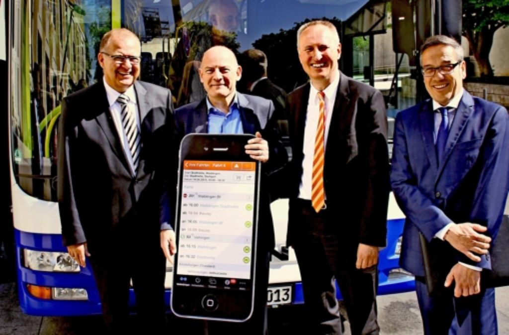 Minister Winfried Hermann (Zweiter von links), VVS-Manager  Horst Stammler (Zweiter von rechts) zeigen mit den   Busunternehmern   Horst Windeisen (links)  und Markus Dannenmann das neue Navigationssystem für den Nahverkehr in der Region. Foto: VVS