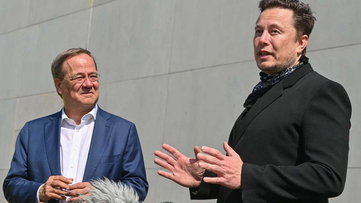  Der Besuch von Unionskanzlerkandidat Laschet auf der Baustelle der Gigafactory von Tesla war mehr als eine Gelegenheit für schöne Wahlkampfbilder mit dem Firmenchef. Elon Musk nahm den Besuch zum Anlass, um mehr Tempo bei der Genehmigung der Fabrik zu fordern. 