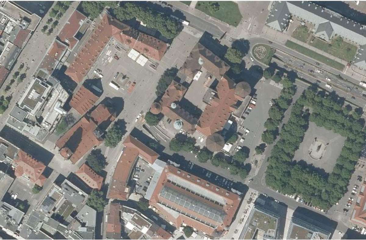 Heute ist der Karlsplatz (rechts) begrünt und auf dem Schillerplatz (links) parken keine Autos mehr.