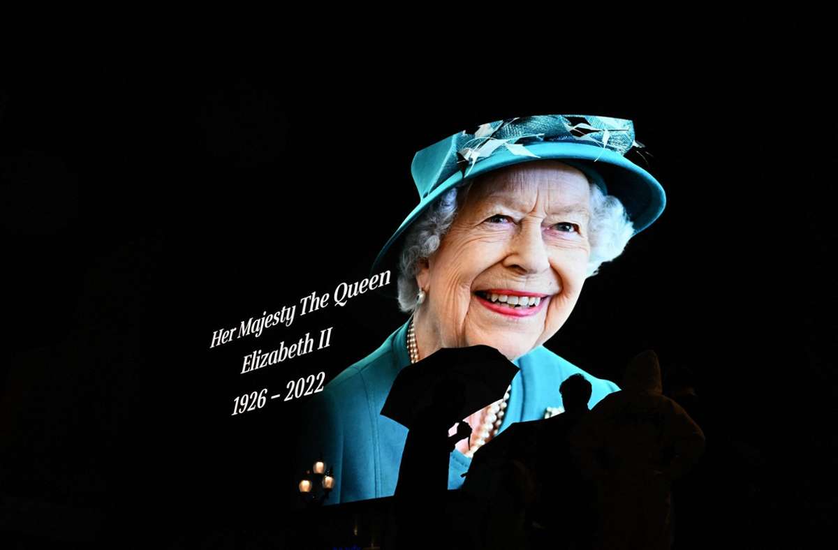 Überdimensional groß: Ein Bild der Queen am Piccadilly Circus im Zentrum von London