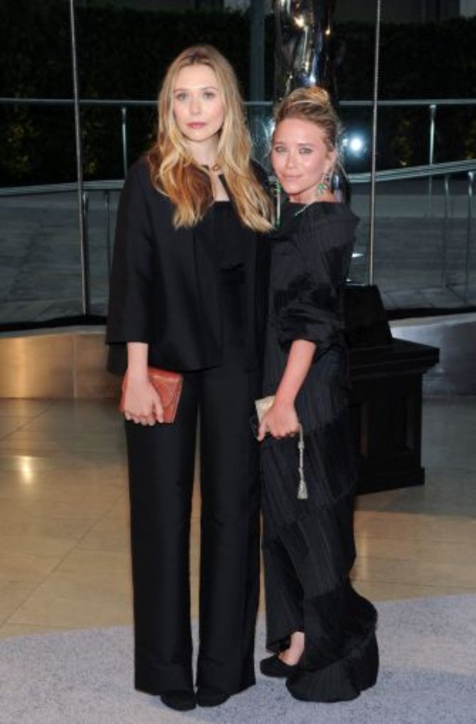 Vorjahresgewinnerin Mary-Kate Olsen brachte ihre jüngere Schwester Elizabeth Olsen zur Preisverleihung mit.