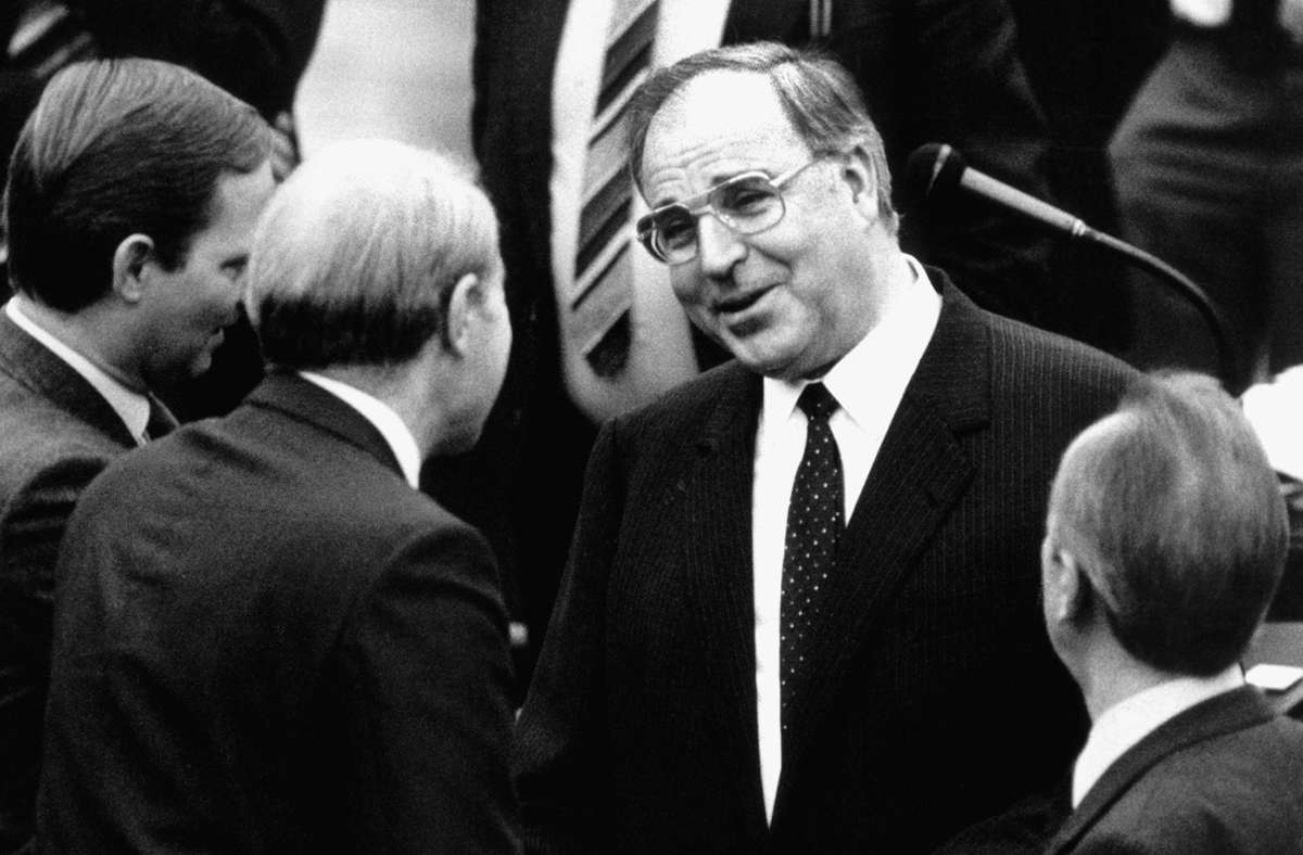 Helmut Schmidts Amtszeit endete mit einem Misstrauensvotum. Sein Nachfolger wurde CDU Politiker Helmut Kohl.