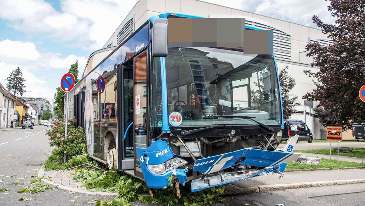 Spektakulärer Unfall in Sindelfingen: Linienbus fährt über Gehweg, Baum und Geländer