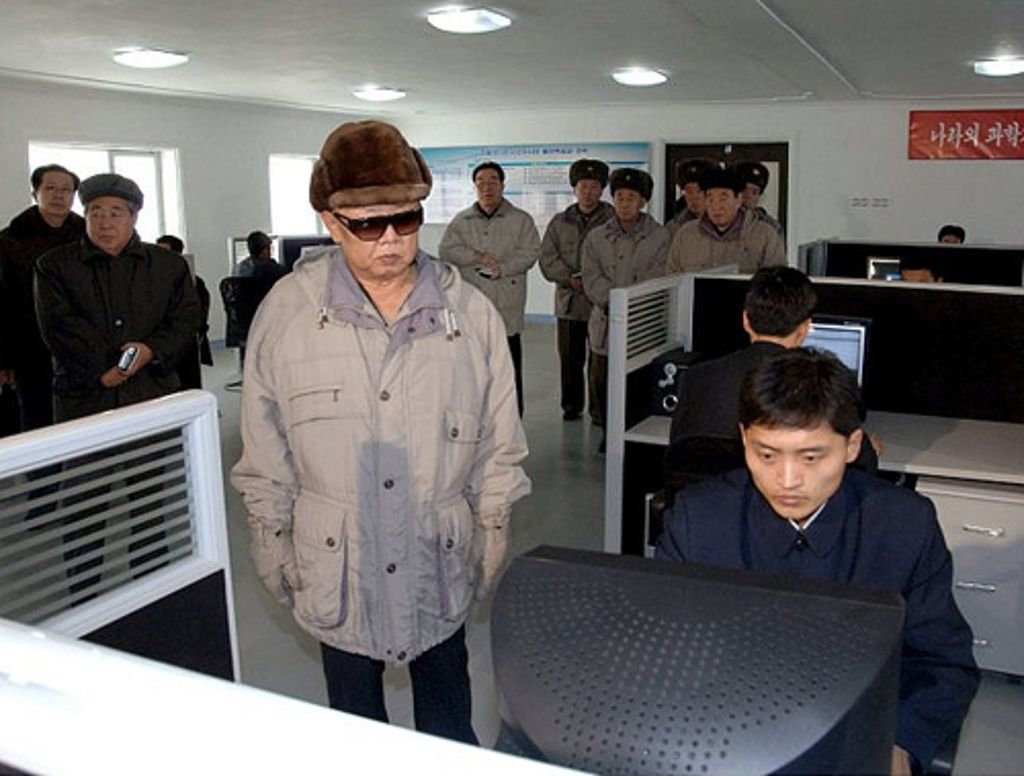 Der Ursprung dieser Tumblr-Blogs ist die "looking at things"-Reihe, hier ein Bild von Kim Jong Il.