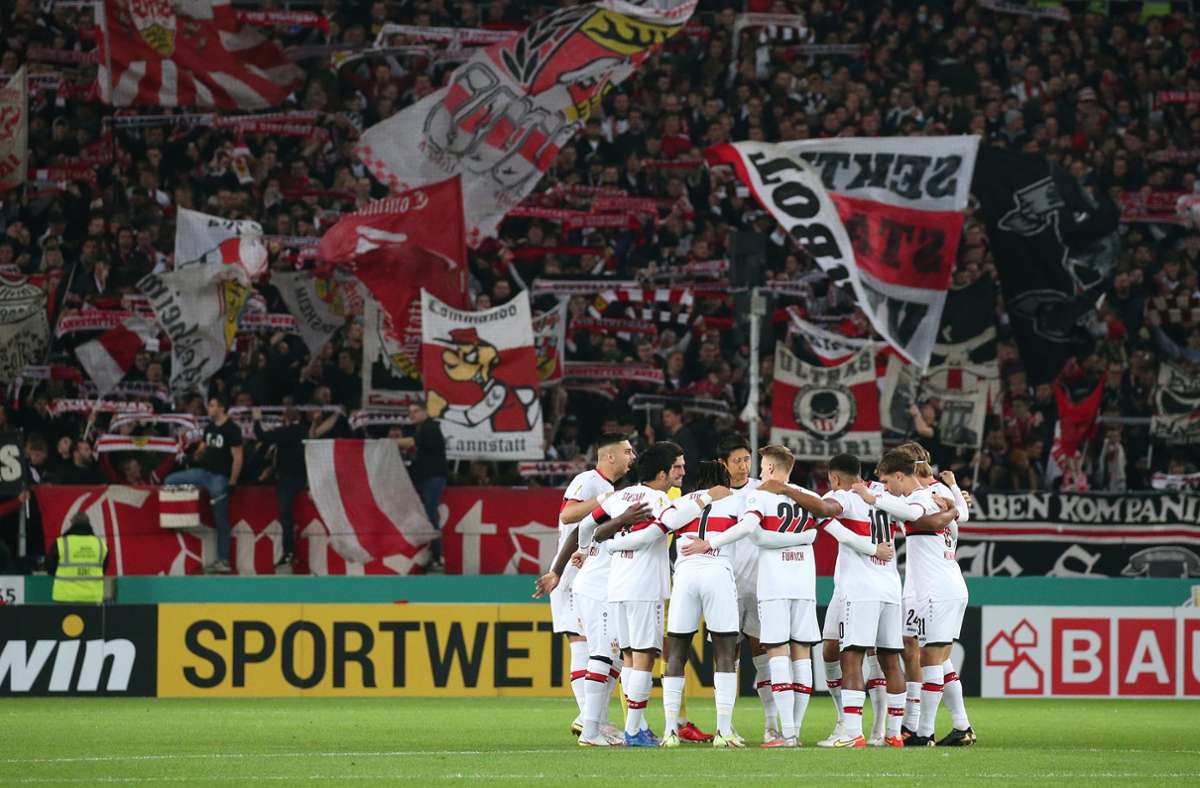 Der VfB schwor sich vor dem Anpfiff auf die Partie ein.