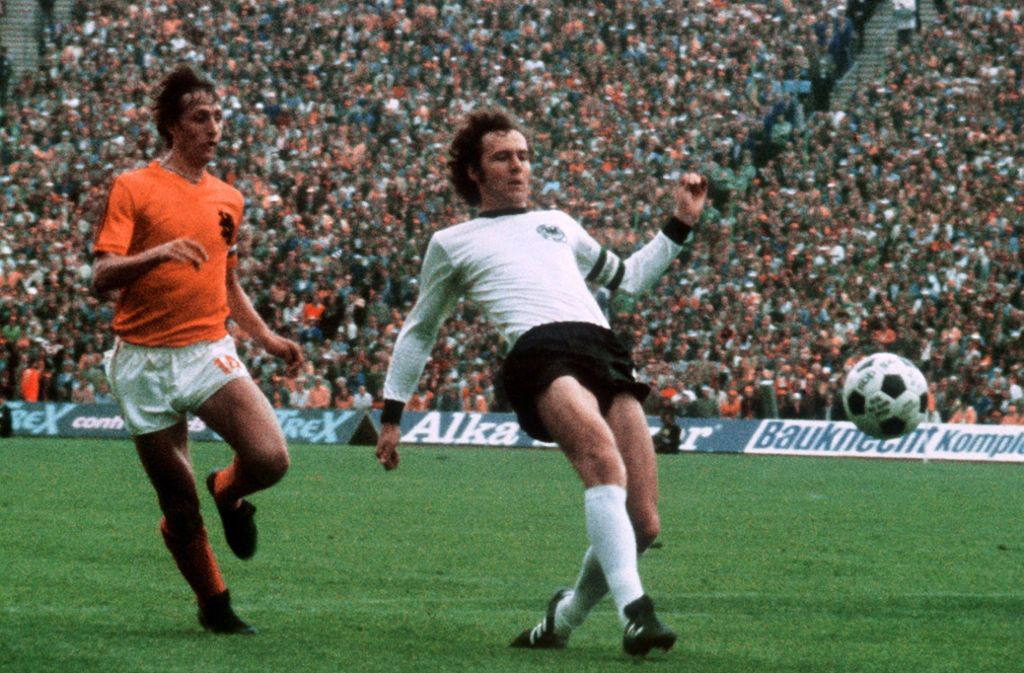 Johann Cruyff (links) wurde 1974 Vizeweltmeister. Der ebenfalls abgebildete Franz Beckenbauer, der das WM-Finale in München seinerzeit mit der deutschen Nationalelf 2:1 gewann, sagte später einmal über den großen Niederländer: „Johan war der bessere Spieler, aber ich bin Weltmeister.“