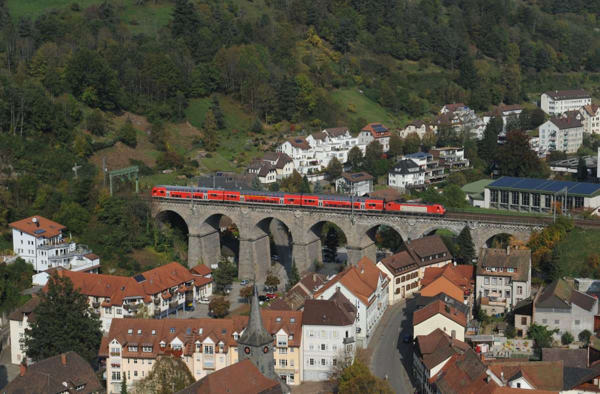Die 1865 bis 1873 erbaute Schwarzwaldbahn (hier bei Hornberg) zählt zu den schönsten und anspruchsvollsten Bahnstrecken in Baden-Württemberg. Foto: dpa/Patrick Seeger