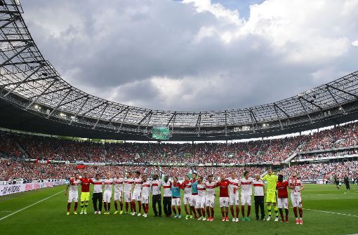Die VfB-Spieler bedanken sich nach der 0:1-Niederlage in Hannover bei den mitgereisten Fans. Foto: Pressefoto Baumann