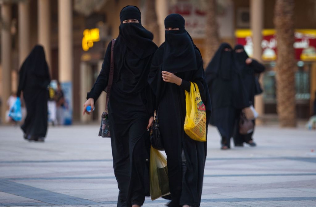 Frauen tragen den Nikab-Schleier zum Ganzkörpergewand, in arabischen Ländern Abaja genannt.