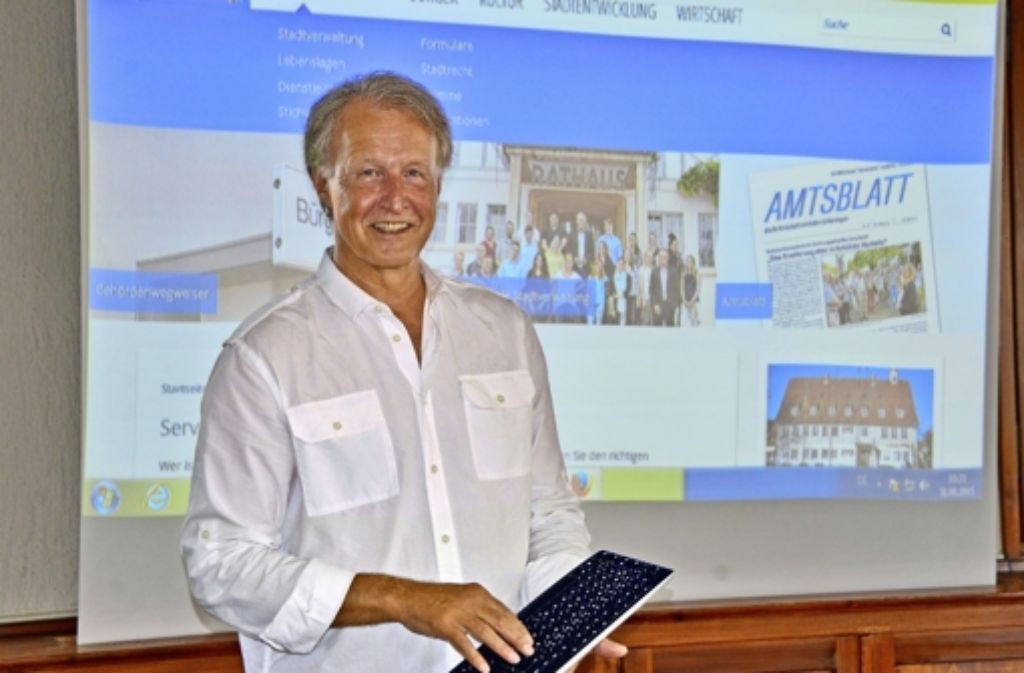 Mithilfe einer Computertastatur hat Oberbürgermeister Roland Klenk am Montag den neuen Internetauftritt der Stadt freigegeben. Foto: Norbert J. Leven