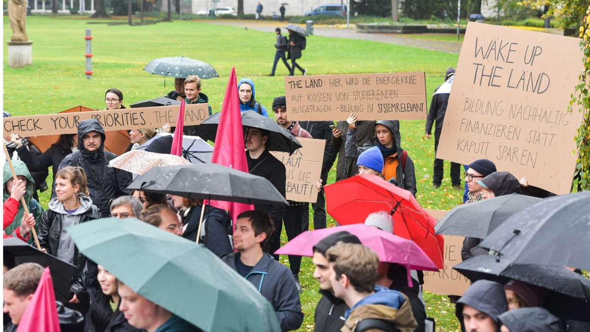 Universität Stuttgart: 200 Studierende protestieren  gegen den Sanierungsstau