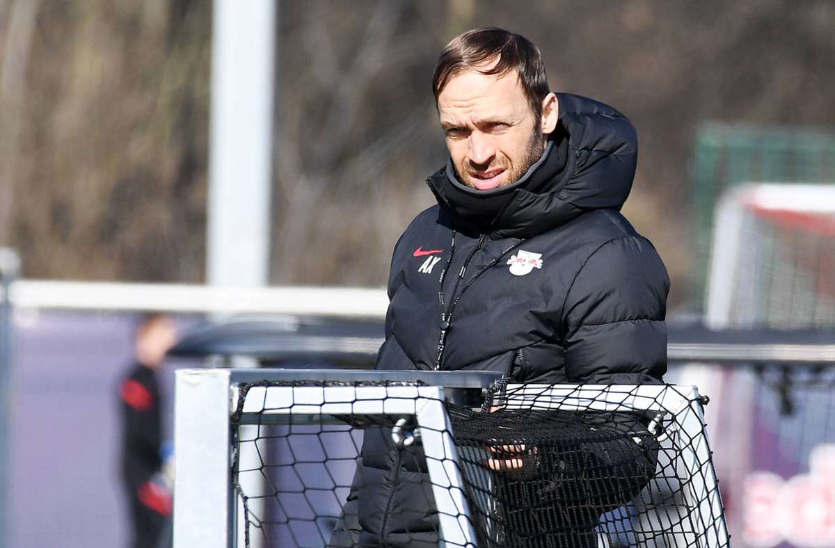 Andreas Hinkel ist der Co-Trainer Tedescos in Leipzig. Von 1992 bis 2006 war er beim VfB am Ball, erst in der Jugend, dann als Profi. Später war er bei verschiedenen Teams, unter anderem in der Jugend, Trainer oder Co-Trainer beim Club aus Cannstatt.