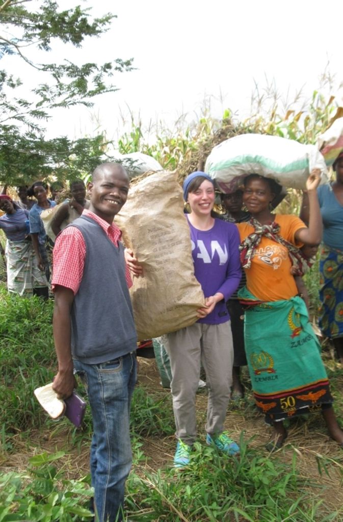 Das Vereinsmitglied Celine Dobler aus Fellbach (Mitte) war schon vier Mal in Malawi und packt bei ihren Besuchen mit an.