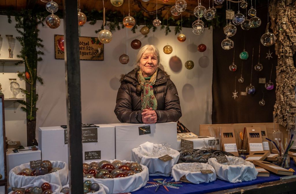 Die Krämerin Isabel Klötzel äußert sich weniger euphorisch über den Verkauf am Weihnachtsmarkt. Sie sagt: „Wenn ich nicht so viele Stammkunden hätte, könnte ich mich schon lange nicht mehr retten.“