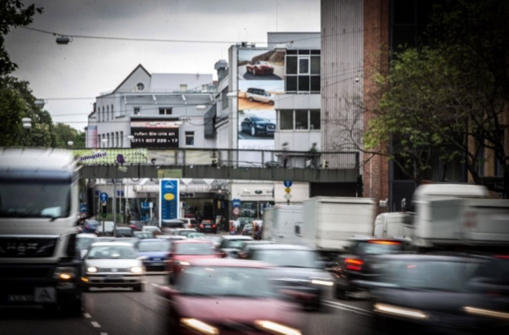 Am Stuttgarter Neckartor sollen die Schadstoffwerte endlich sinken. Foto: Lichtgut/Achim Zweygarth