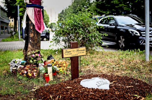 Blumen, Kerzen, ein Kreuz und der Gedenkstein am Unfallort Foto: Lichtgut/Max Kovalenko