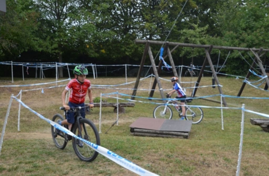 Auf dem Vereinsgelände ist ein Radparkour abgesteckt, auf dem die Kinder ihre Runden drehen können, wenn sie nicht gerade eine Radtour unternehmen.