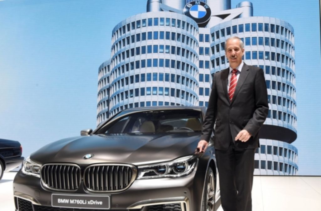 Klaus Dräger, Einkaufsvorstand von BMW mit einem BMW M760Li xDrive.