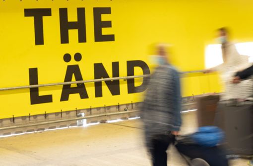 Die  Werbekampagne für das Land Baden-Württemberg mit dem Titel „The Länd“ ist auch am Hauptbahnhof von Stuttgart präsent. Foto: dpa/Bernd Weißbrod
