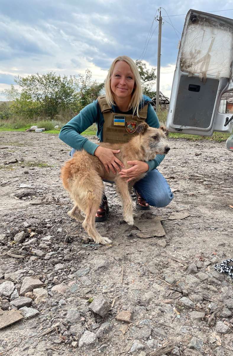 Judith Pein mit Hund Rishar, der ihr in einem völlig zerstörten Dorf in die Arme sprang. In einem ungarischen Partnertierheim wurde er aufgepäppelt und lebt heute in einer Familie in Deutschland.