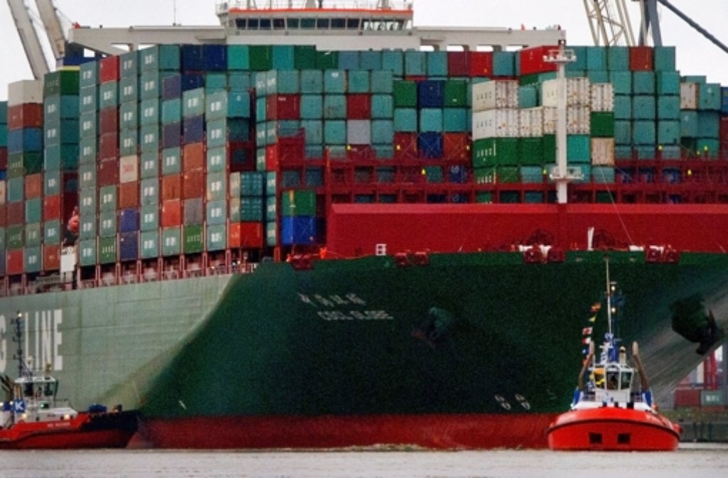 Knapp 400 Meter lang: Das größte Schiff der Welt, das Containerschiff "CSCL Globe", beim Einlaufen in den Hafen von Hamburg.