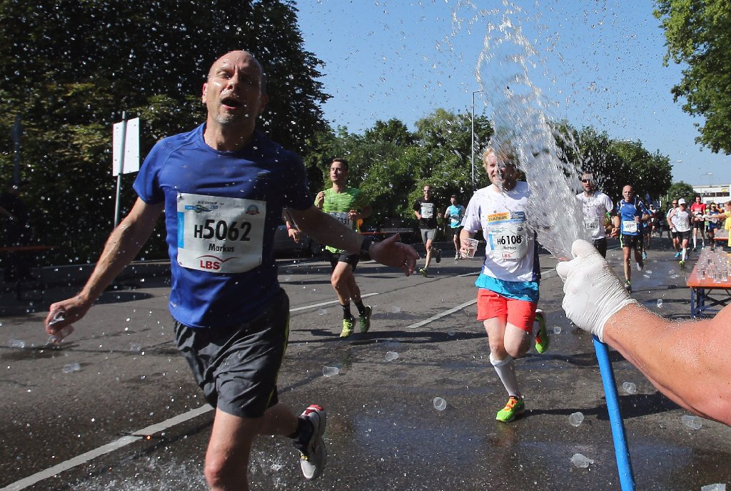 Beim 22. Stuttgart-Lauf trotzen die etwa 19.000 Läufer der Sonne und den warmen Temperaturen.