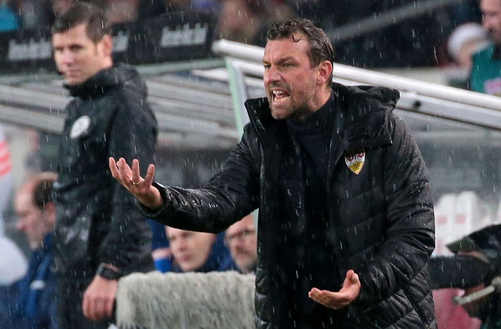 Szene mit Symbolcharakter: Trainer Weinzierl und der VfB stehen im Regen und überwintern auf dem Relegationsplatz.